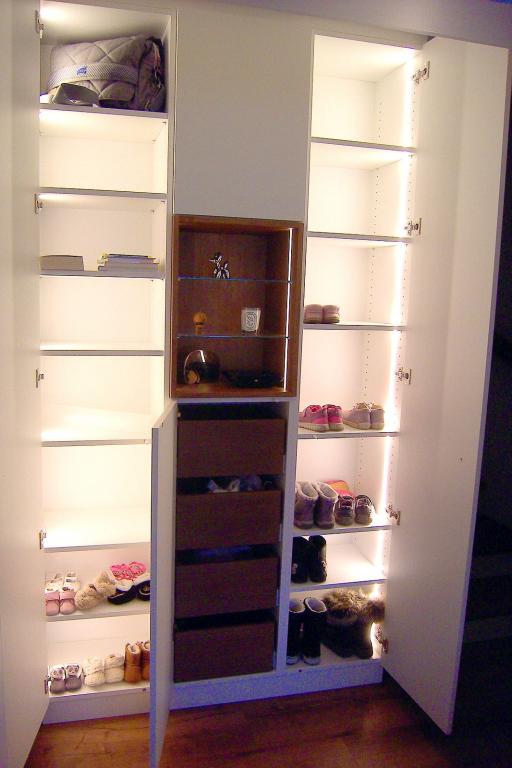 Flurschrank mit eingebautem Deko-Regal, geöffnet und mit LED-Hinterleuchtung