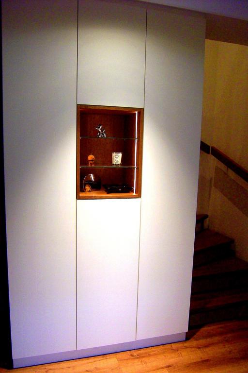 Flurschrank mit eingebautem Deko-Regal